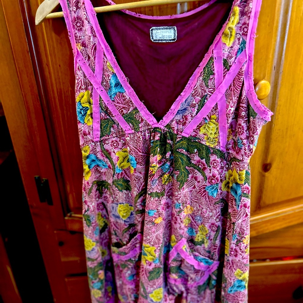 Free People sleeveless summer dress with front small pockets. Iliac lace hem